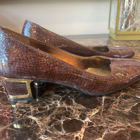 J Renee Gold Framed Heel! - Picture 7 of 15